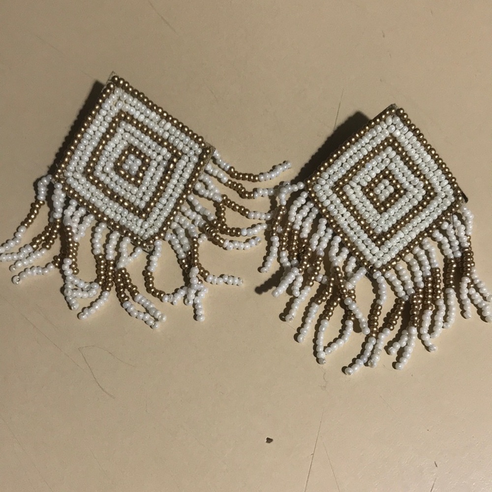 3/$20 🌟 white and gold beaded earrings